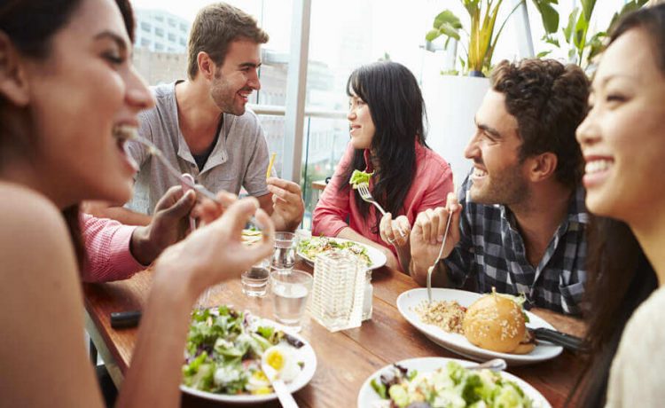 男性と女性の食事会